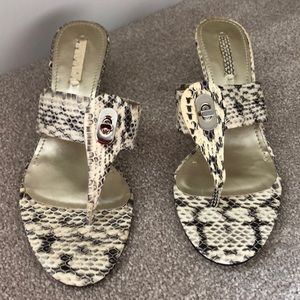 💸⬇️ Nine West snake print sandals with kitten heel